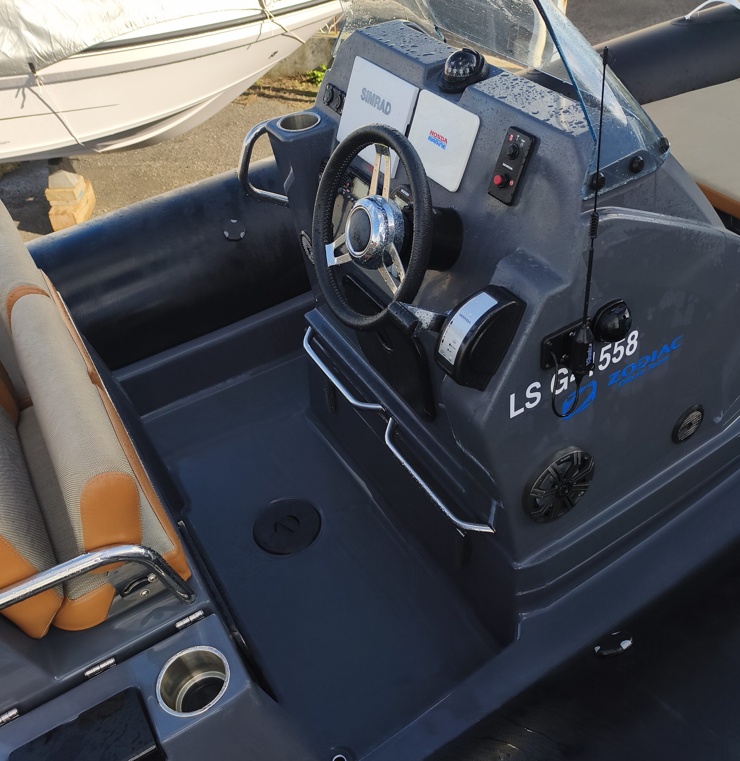 ZODIAC MEDLINE 7.5 + HONDA BF250 CV INJECTION – Image 22